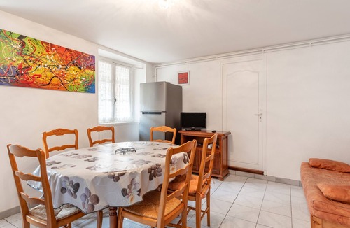 Grust Apartment | Panoramic South-Facing Apartment with Mountain Views