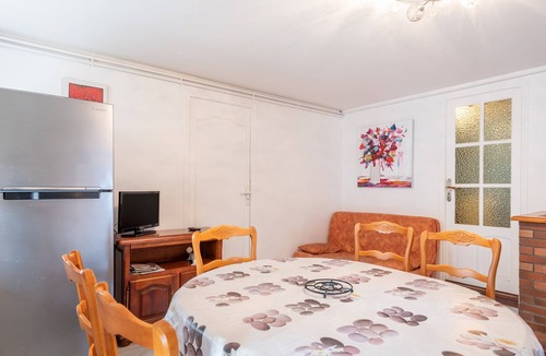 Grust Apartment | Panoramic South-Facing Apartment with Mountain Views