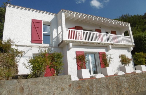 Laroque-des-Alberes Apartment | Panoramic view, with swimming pool: between sea and mountains, in a peaceful setting.