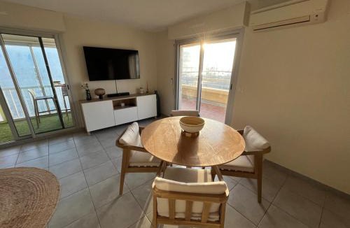 Le Port Apartment | Panoramic view, Quiet, Modern, Wi-Fi, Parking