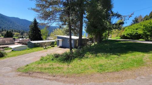 Oakridge House | Panoramic View 2br on Hill in Uptown Oakridge