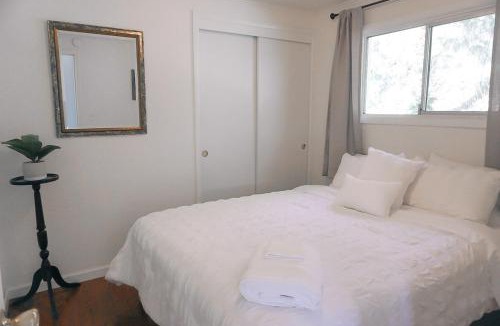 Oakridge House | Panoramic View 2br on Hill in Uptown Oakridge