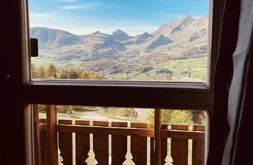 La Joue du Loup Ski Chalet | Panoramic view chalet ready for the piste