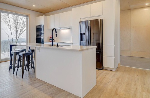 Saint-Etienne-De-Bolto Ski Chalet | Panoramic view of the mountains and Brome Lake - La Cime