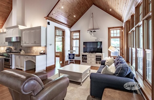 Bala Cottage | Panoramic View of Lake Muskoka, Privacy! Sleeps 20! Entertaining+! Location!