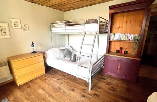 Chertsey House | Panoramic View Waterfront Chalet and Spa