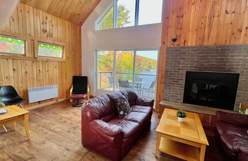 Chertsey House | Panoramic View Waterfront Chalet and Spa