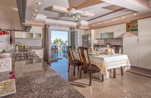 Akrotiri Villa | Panoramic Views, Authentic Atmosphere, Privacy, Luxury