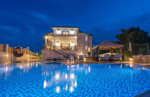 Akrotiri Villa | Panoramic Views, Authentic Atmosphere, Privacy, Luxury
