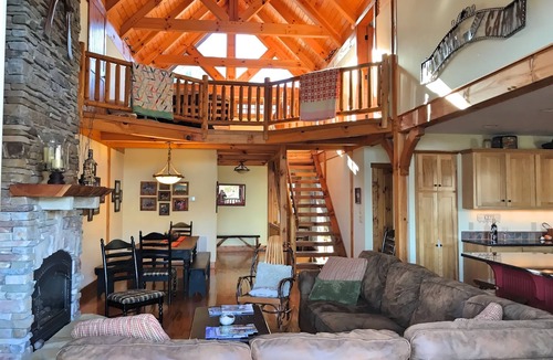 Boone Cabin | PANORAMIC Views!- EVCharging, 2 Primary Suites, +location, stocked kitchen!