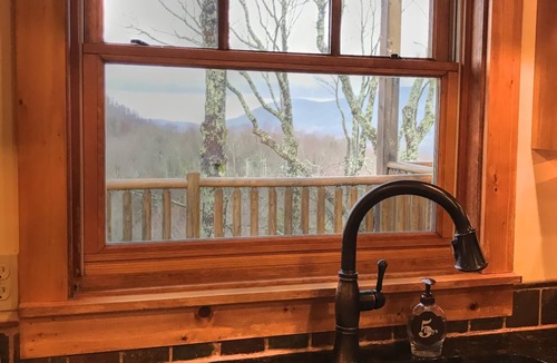 Boone Cabin | PANORAMIC Views!- EVCharging, 2 Primary Suites, +location, stocked kitchen!