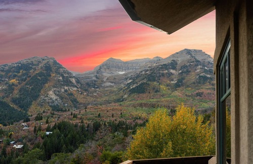 Sundance Cabin | PANORAMIC VIEWS - Hot Tub - 4 Bedroom Mountain Home