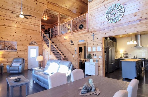 Gatlinburg Ski Chalet | Panoramic Views, LED Hot Tub, King Suite, Wi-Fi, Minutes to Downtown Gatlinburg