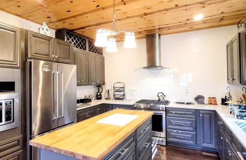 Gatlinburg Ski Chalet | Panoramic Views, LED Hot Tub, King Suite, Wi-Fi, Minutes to Downtown Gatlinburg