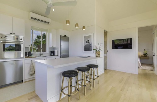 Kilauea House | Panoramic views, lush mountains and blue waters