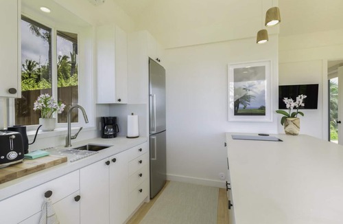 Kilauea House | Panoramic views, lush mountains and blue waters