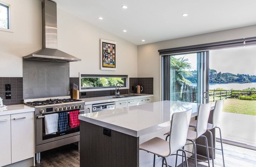 Tikitere House | Panoramic Views, Modern House, Private Jetty/Beach