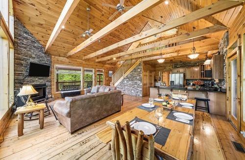 Gatlinburg Cabin | PANORAMIC VIEWS OF GREAT SMOKY MTS. STUNNING VIEWS OF MT. LECONTE ALL YEAR