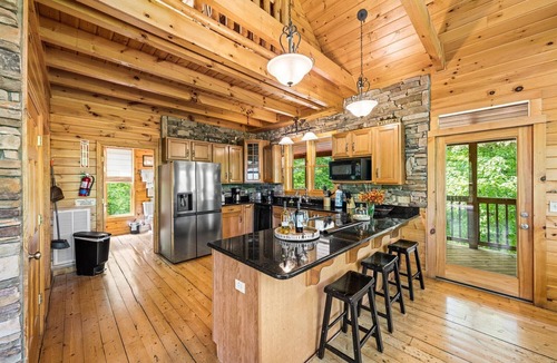 Gatlinburg Cabin | PANORAMIC VIEWS OF GREAT SMOKY MTS. STUNNING VIEWS OF MT. LECONTE ALL YEAR