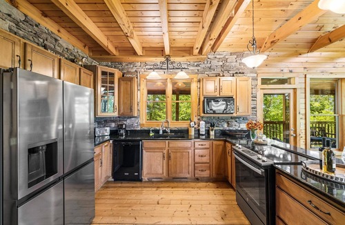 Gatlinburg Cabin | PANORAMIC VIEWS OF GREAT SMOKY MTS. STUNNING VIEWS OF MT. LECONTE ALL YEAR