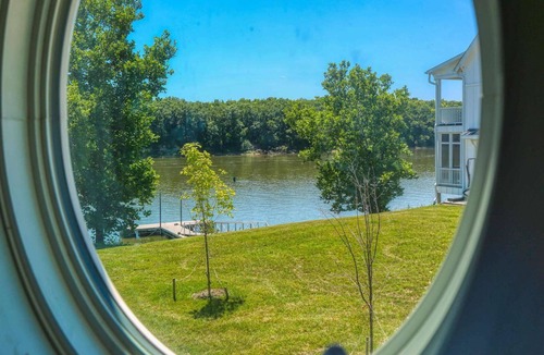 Ottawa House | Panoramic Views of the Illinois Waterway