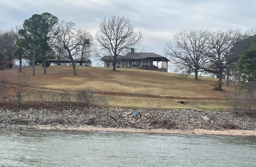 Dennis House | PANORAMIC WATERFRONT THE LODGE AT STONY POINT VACATION GETAWAY & WEDDINGS
