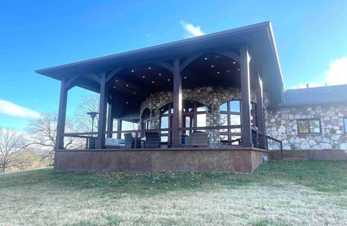 Dennis House | PANORAMIC WATERFRONT THE LODGE AT STONY POINT VACATION GETAWAY & WEDDINGS
