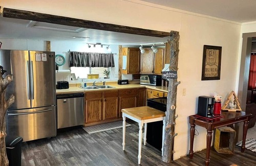 Olney House | Papa's Cabin - 40 acres & 5 acre lake!