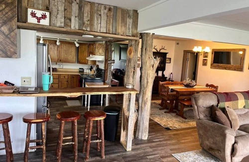 Olney House | Papa's Cabin - 40 acres & 5 acre lake!