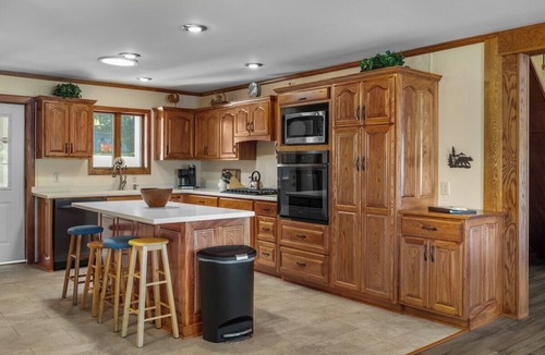 Dundee House | Papa`s Paradise: private lake home with pool table