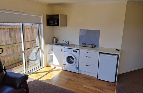 Papamoa Beach Apartment | Papamoa Beach Warm Modern & Secure Local Apartment