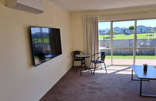 Papamoa Beach Apartment | Papamoa Beach Warm Modern & Secure Local Apartment