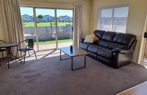 Papamoa Beach Apartment | Papamoa Beach Warm Modern & Secure Local Apartment