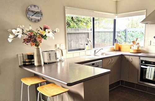 Papamoa Beach House | Papamoa Waves - Seaside Getaway