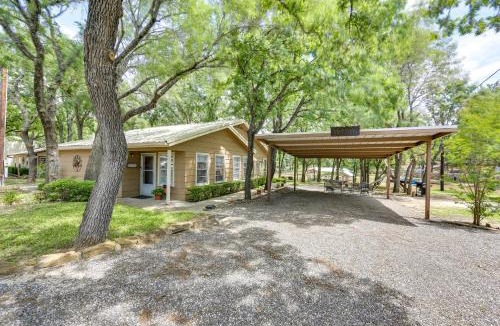 Chico House | Papas Lakefront Hideaway