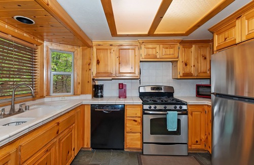 Summit Estates Cabin | Papa’s Villa by Destination Big Bear : Close to Snow Summit and the Village! Pool Table! Propane BBQ! Pet Friendly!