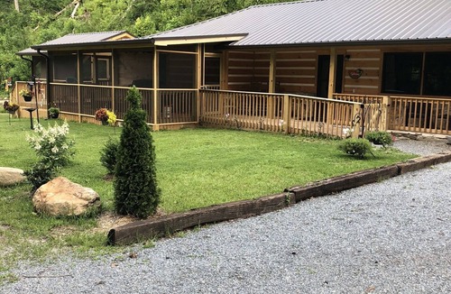 Bryson City House | Papaws Creekside Cabin is Handicap accessible. Starlink Internet