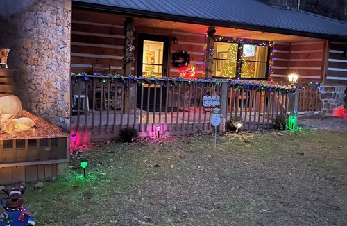 Bryson City House | Papaws Creekside Cabin is Handicap accessible. Starlink Internet