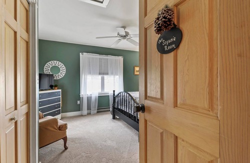 Huntington Mills Bed & Breakfast | Paper Mill Pines Bed and Breakfast: The Sequoia Room