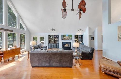 North Shore House | Pappy's Place - Lakefront home with private dock