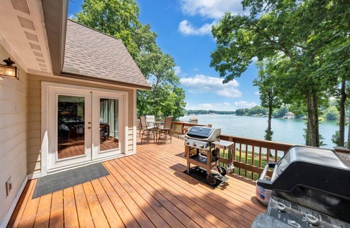 North Shore House | Pappy's Place - Lakefront home with private dock