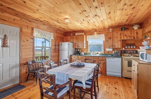 New London House | Par 9 Golf Course & Community Pool! 3-Bedroom Cottage 10 mins from Cavendish