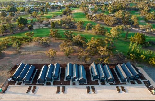 Berri Hotel | Par Five Shacks