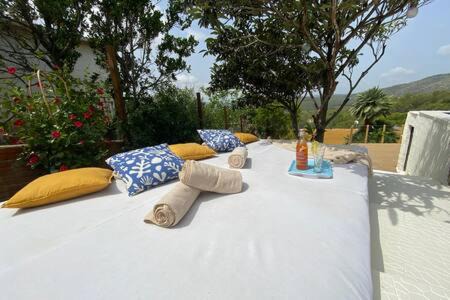 La Bisbal del Penedes Villa | Para 12: piscina, BBQ, calma y café con vistas