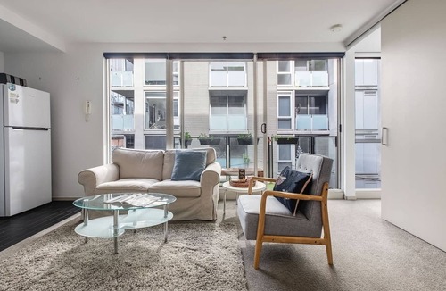 East Melbourne Apartment | Parade Place A Central Balcony Stay