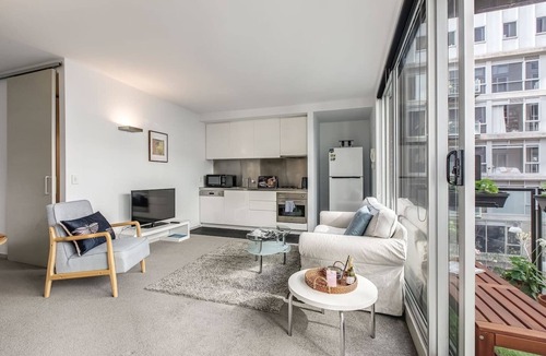 East Melbourne Apartment | Parade Place A Central Balcony Stay