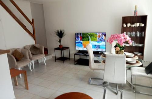 Montargis House | Paradis Maison Entière