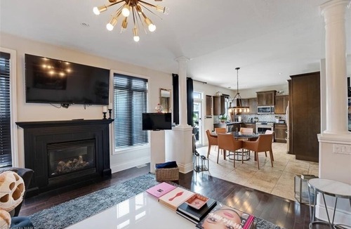 Niagara Falls House | Paradise by the Falls