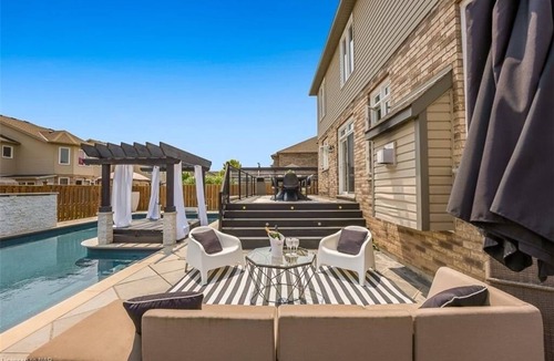 Niagara Falls House | Paradise by the Falls