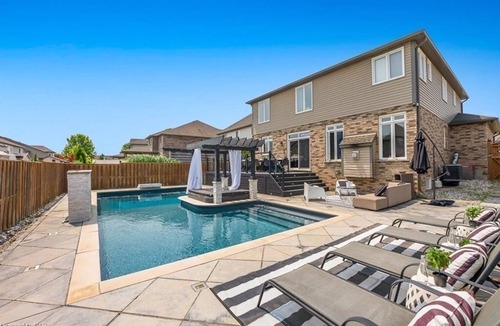 Niagara Falls House | Paradise by the Falls